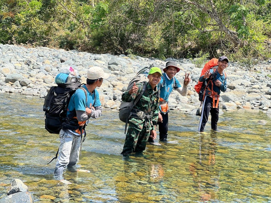 Anh em porter người bản địa trong chuyến hiking Tà Giang
