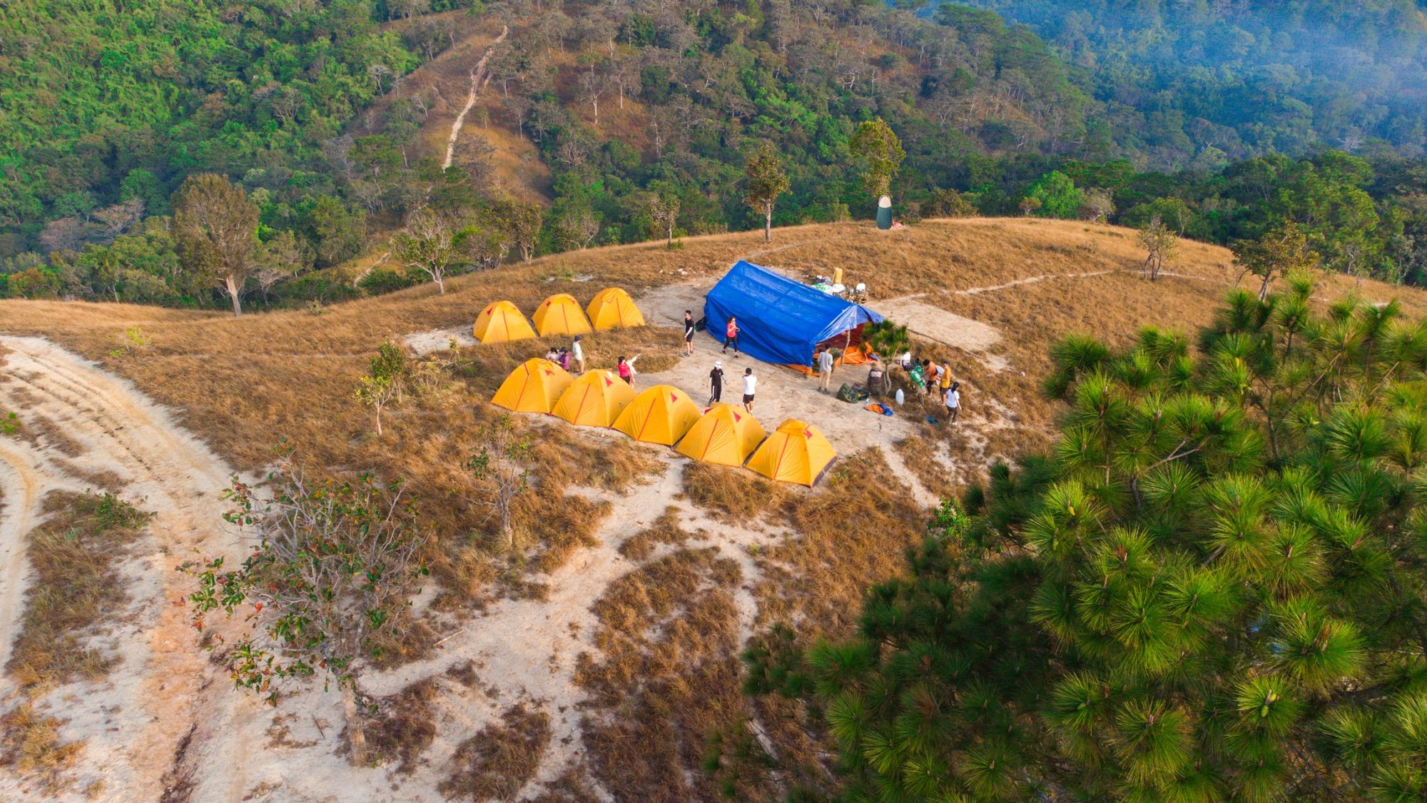 Bãi trại trên đồi cao