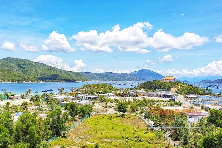 Làng của người Đàng Hạ nhìn từ xa