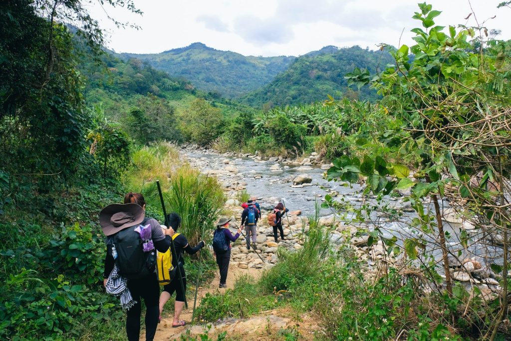 Đường hiking bên cạnh dòng suối Khế