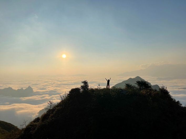 Bình minh trên biển mây