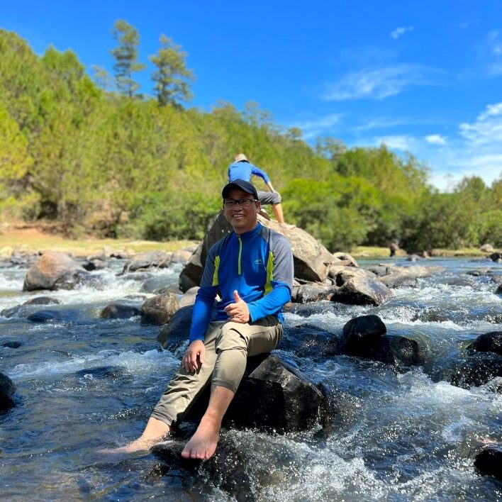 Tận hưởng con suối mát rượi khi hiking