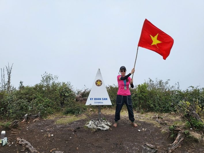 Check-in cột mốc Ky Quan San 3.046m