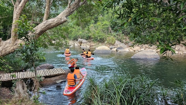 Chèo SUP trên dòng suối tĩnh lặng giữa rừng