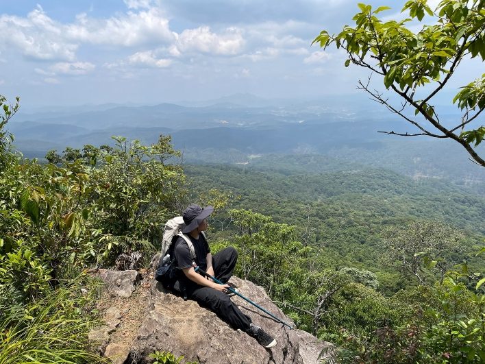 Đón gió trên đỉnh núi trong tour hiking