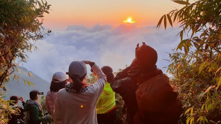Săn bình minh trên mây trong tour của Tổ Ong