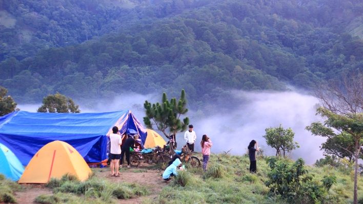 Bắt gặp biển mây nhỏ sáng sớm tại khu cắm trại