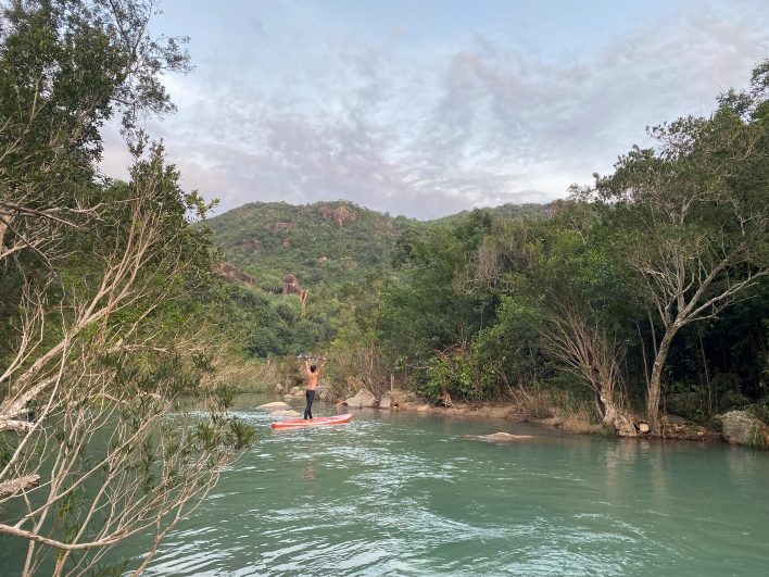 Thích thú với trải nghiệm chèo sup trong tour 