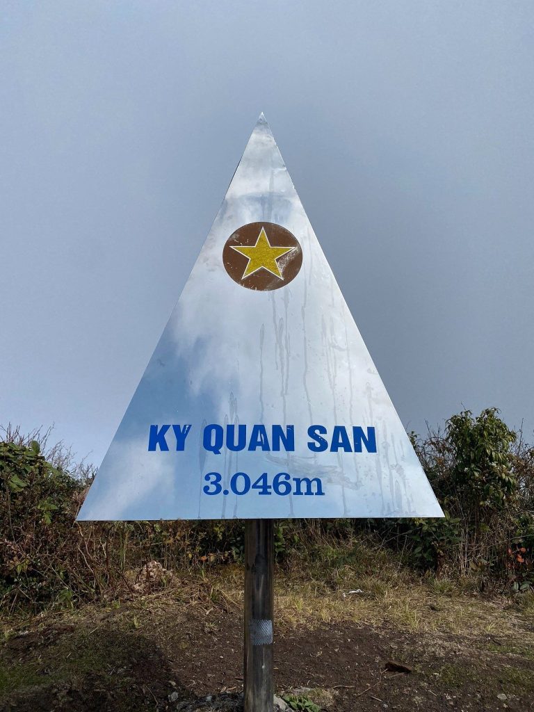 Chóp núi Ky Quan San 3.046m