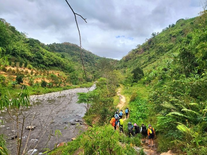 Đường mòn dọc con suối yên ả khi hiking Tà Giang