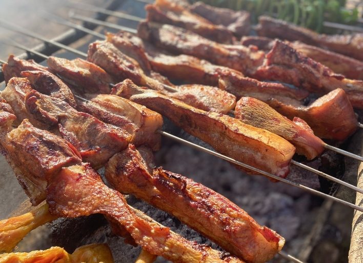 Món thịt lợn hun khói vàng giòn