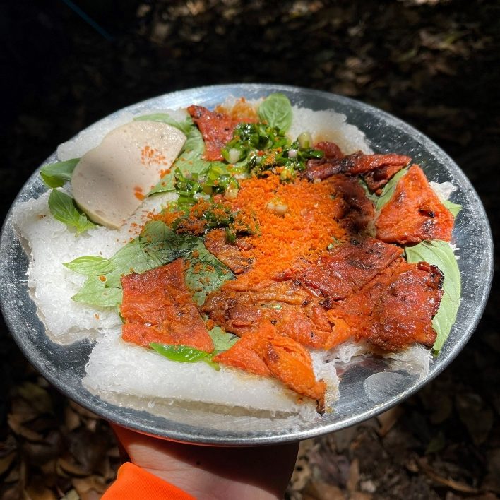 Bánh hỏi thịt nướng khi hiking tour Bidoup Núi Bà