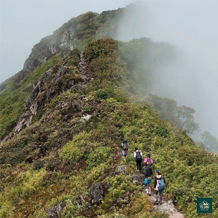 Tour trekking Ky Quan San chinh phục sống lưng khủng long