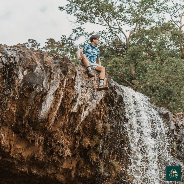 Ngắm rừng từ trên vách đá trong tour Bù Gia Mập