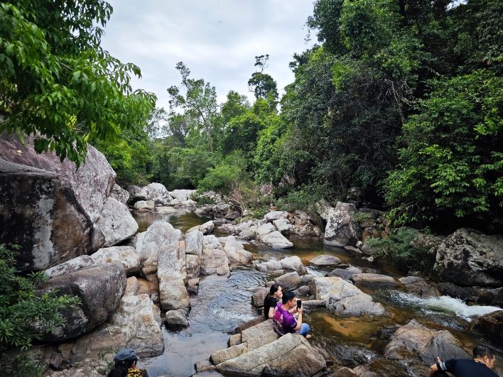 Suối đá trong tour Ngũ Long Công Chúa