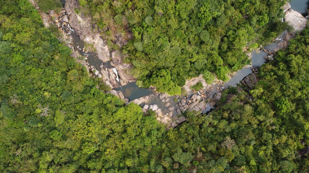 Một đoạn đường trong tour hiking Ngũ Long Công Chúa