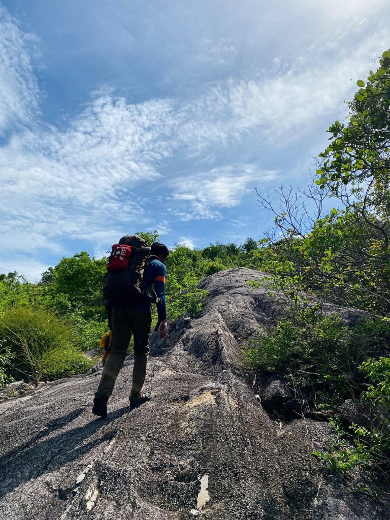 Con dốc thách thức sức bền của hiker