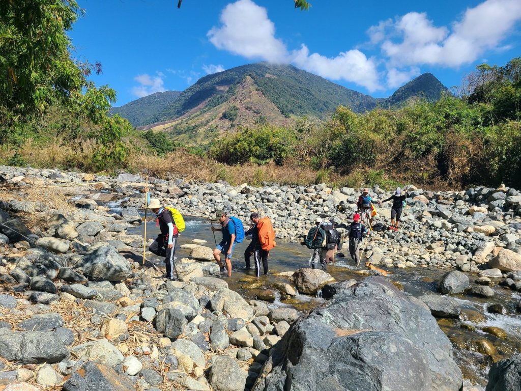 Băng rừng, vượt suối đến campsite