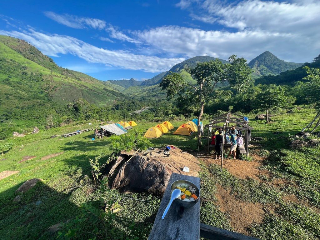 Toàn cảnh bãi trại Nhà Của Rừng trong tour hiking Tà Giang