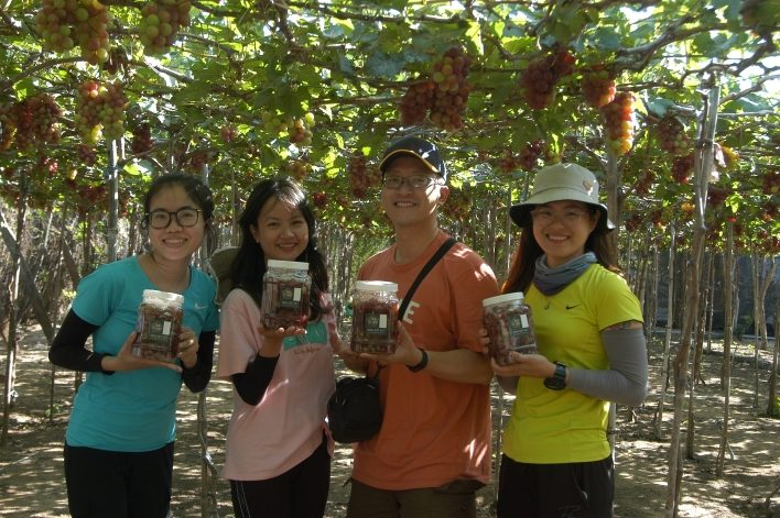 Làm mứt nho trong tour Ngũ Long Công chúa