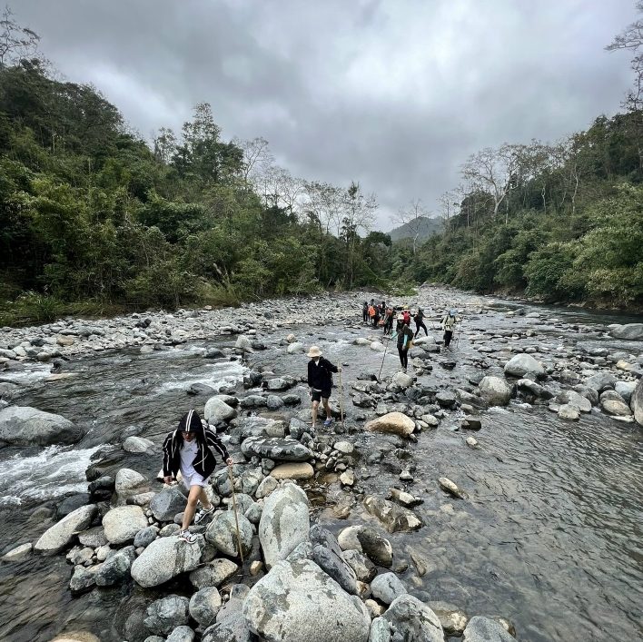 Băng qua các suối đá hoang sơ khi hiking Tà Giang