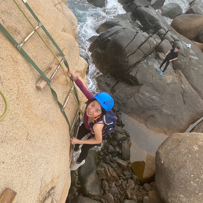Trải nghiệm đu dây qua vách đá