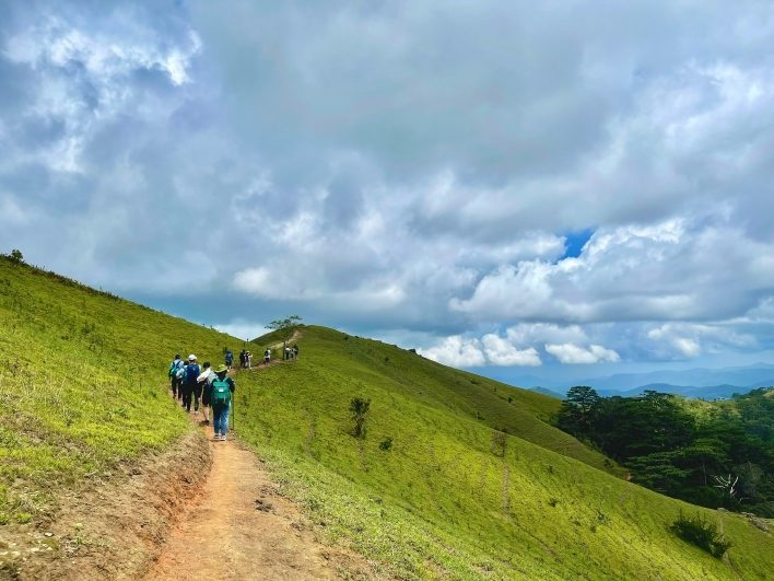 hiking Tà Năng - Phan Dũng với những đồi cỏ xanh mướt