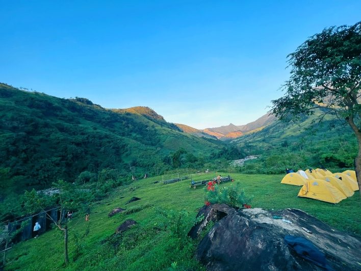 Điểm cắm trại trong tour hiking của Tổ Ong