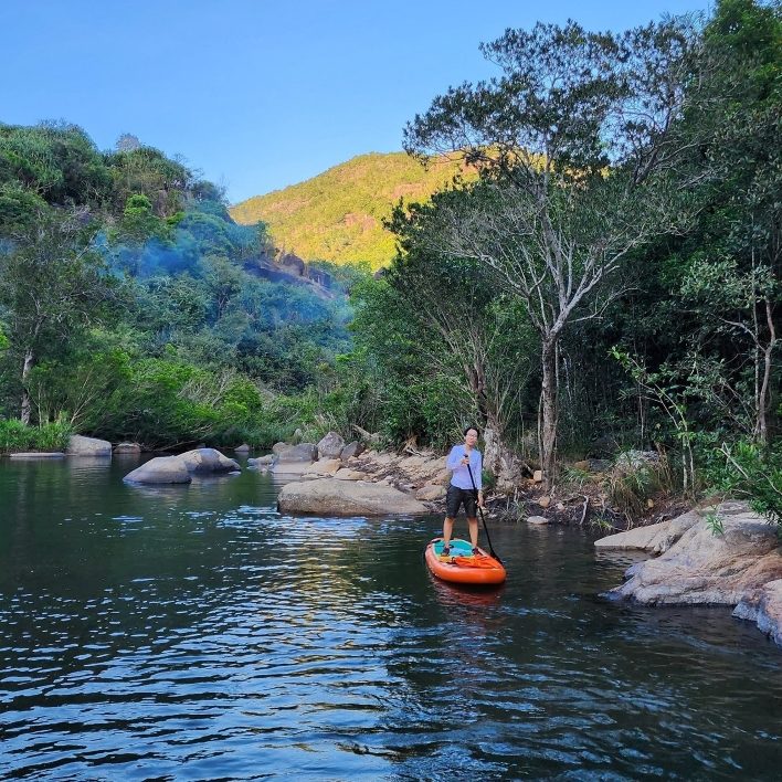 Chèo Sup giữa rừng già khi hiking Ngũ Long Công Chúa