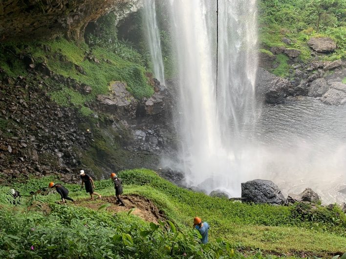 Đội ngũ tour guide tận tâm hỗ trợ