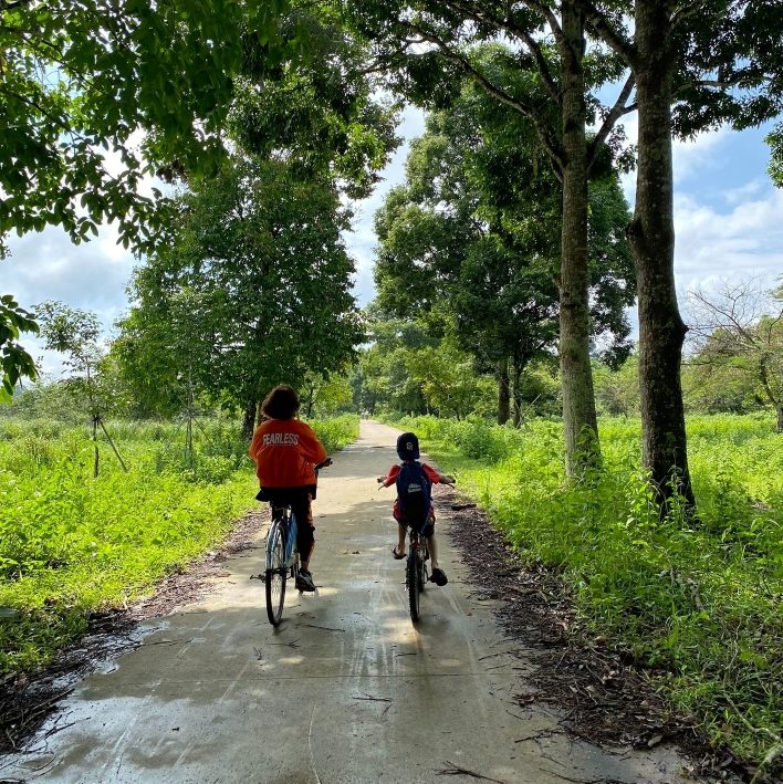 Hoạt động đạp xe gắn kết gia đình trong tour walk in Tà Lài