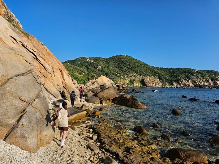 Con đường một bên là vách đá một bên là biển trong tour Cực Đông