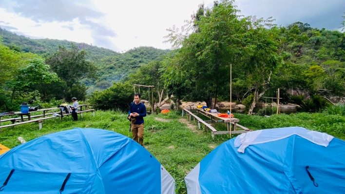 Khu vực cắm trại được set up bàn ghế và lều trại bắt mắt