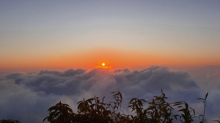 Khung cảnh bình minh trên mây 