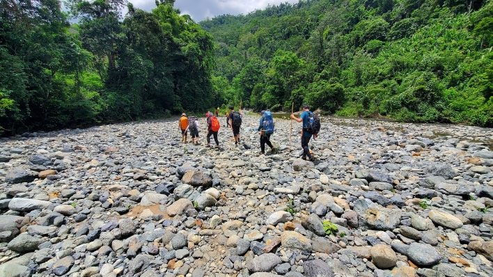 Bãi đá rộng nằm sâu trong rừng Tà Giang