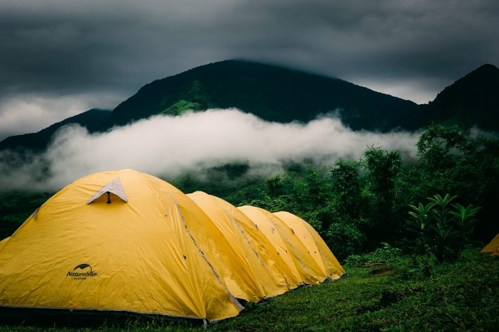 Sáng sớm hòa mình vào làn sương mỏng khi hiking Tà Giang