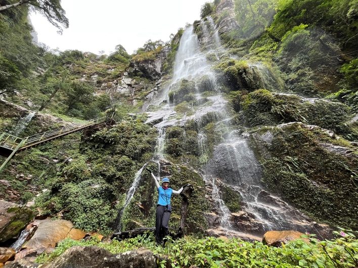 Check-in Thác Ong Chúa trong tour Nhìu Cồ San
