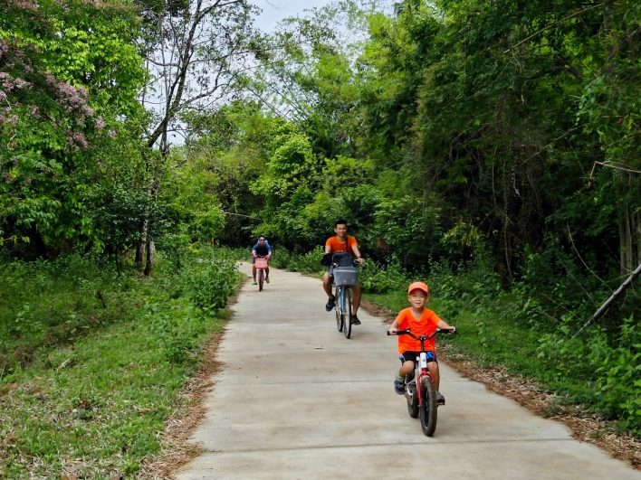 Gia đình đạp xe giữa rừng xanh trong tour Tà Lài