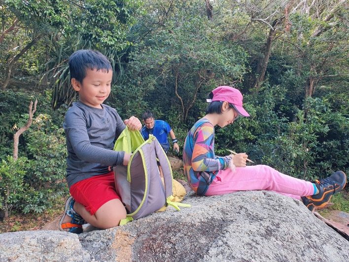 Chuẩn bị cho bé một balo nhỏ