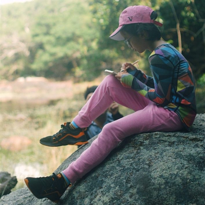 Bé ghi chép những điều mới lạ học được khi go hiking