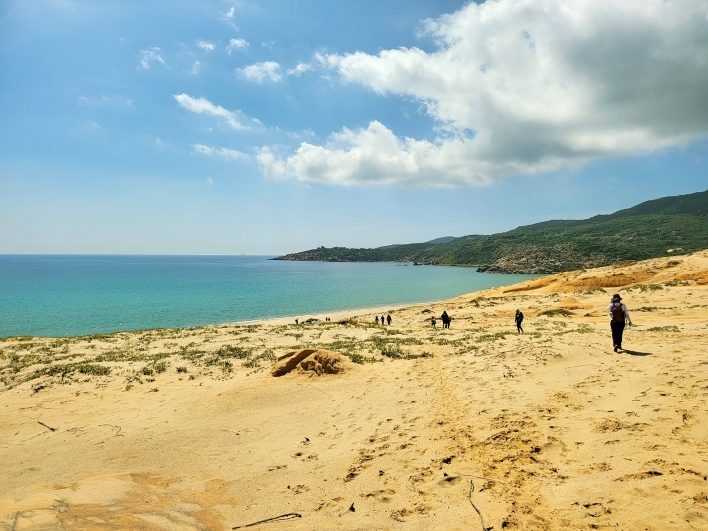 Kỳ lạ “Tiểu sa mạc” sát biển trên đường hiking