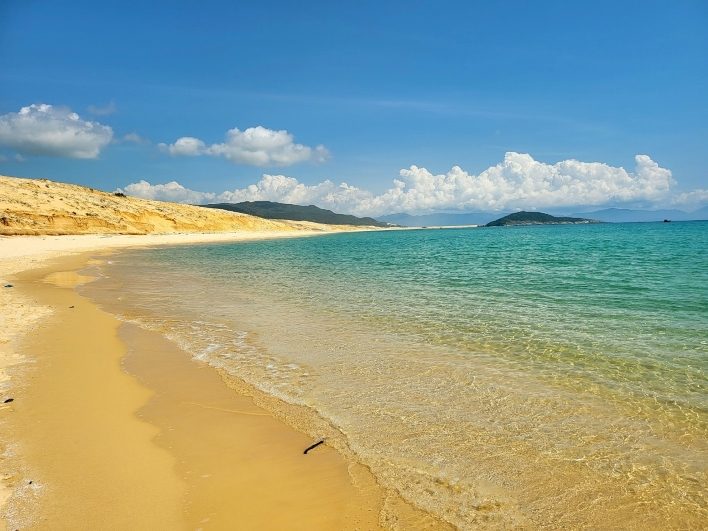 Biển xanh ngắt trong veo tại điểm Cực Đông