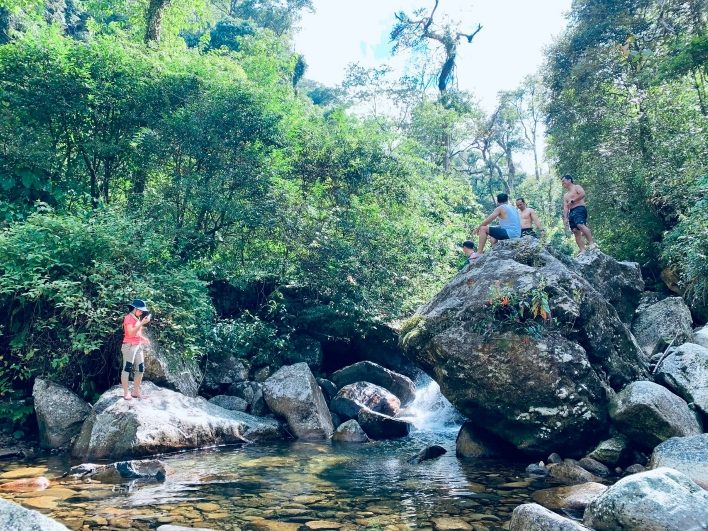 Một đoạn suối trên đường trekking Pu Ta Leng