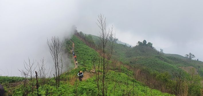 Đoàn trekking núi Lảo Thẩn của Tổ Ong Adventure