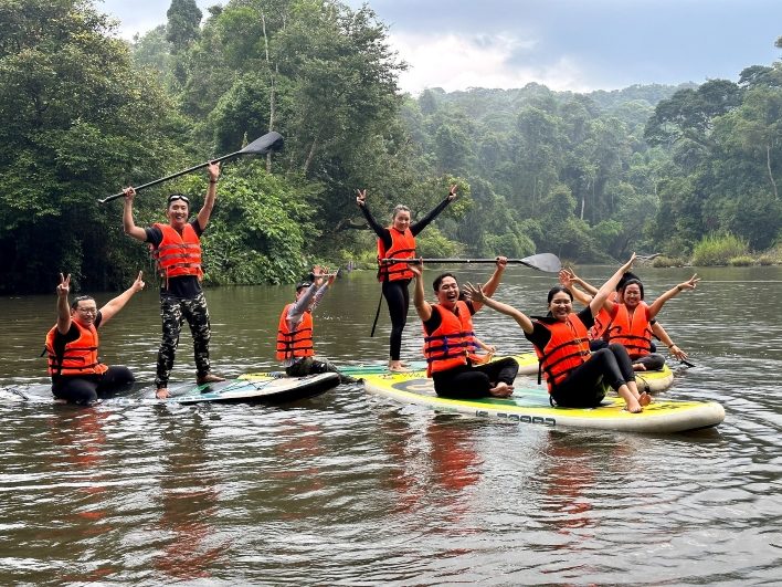 ĐI tour cùng hội bạn thân