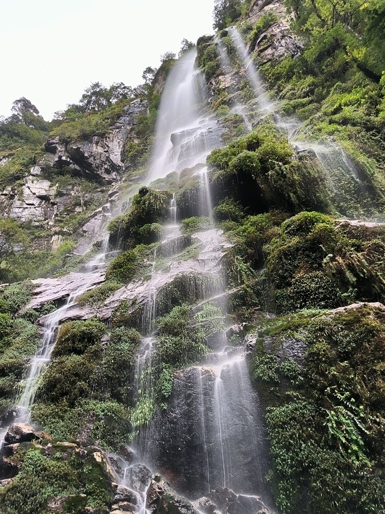 Cận cảnh ngọn thác Ong Chúa