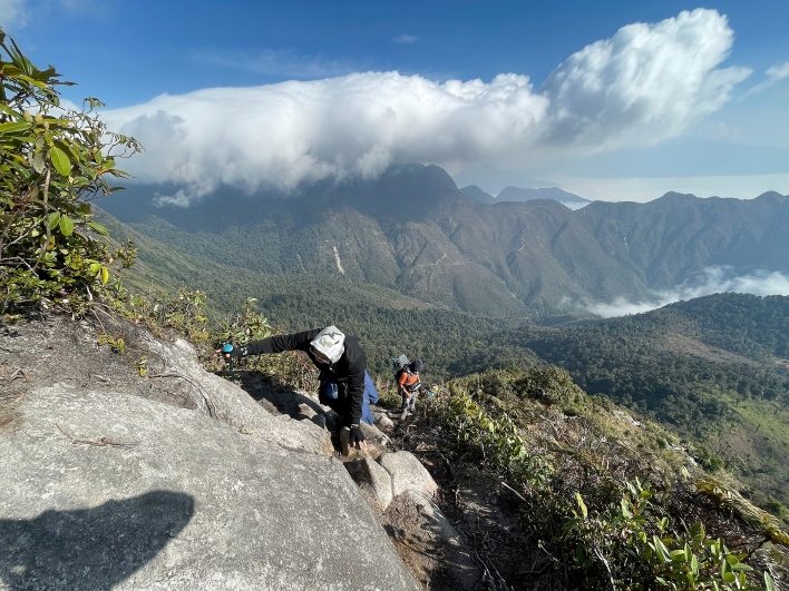 Găng tay và trang phục trekking