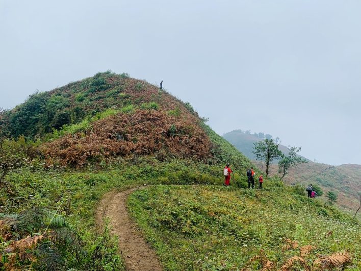 Những đồi cỏ cháy trên đường trekking núi Lảo Thẩn
