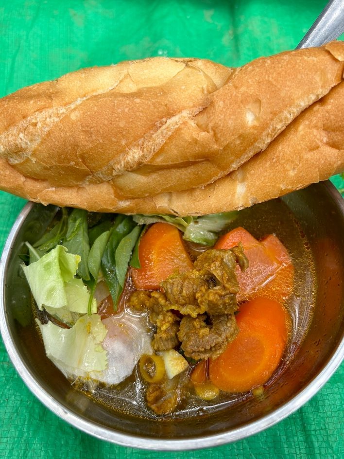 Bánh mì bò kho của Tổ Ong