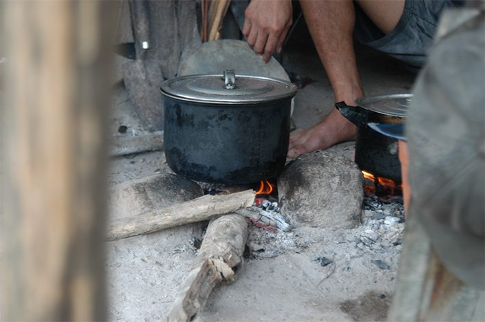 Bên bếp lửa đơn sơ